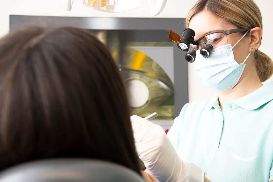 chica haciendo molde de dientes mientras es supervisada